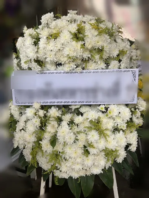 พวงหรีดดอกไม้สด โทนขาวเขียว