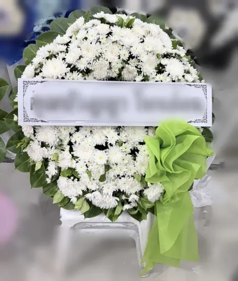 พวงหรีดดอกไม้สด โทนขาวเขียว