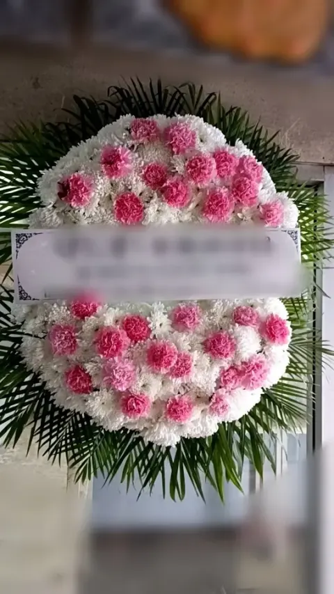 พวงหรีดคาร์เนชั่น โทนขาวชมพูเขียว