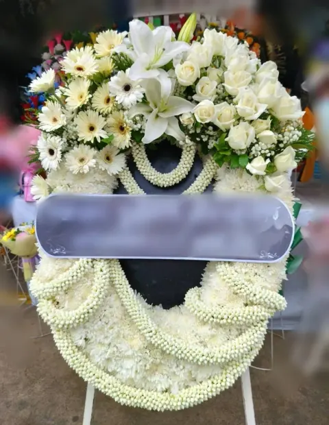พวงหรีดลิลลี่ โทนครีมขาว