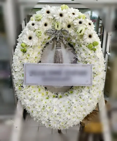 พวงหรีดเยอบีร่า โทนเขียวขาว