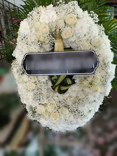 พวงหรีดกุหลาบ โทนขาวครีม
