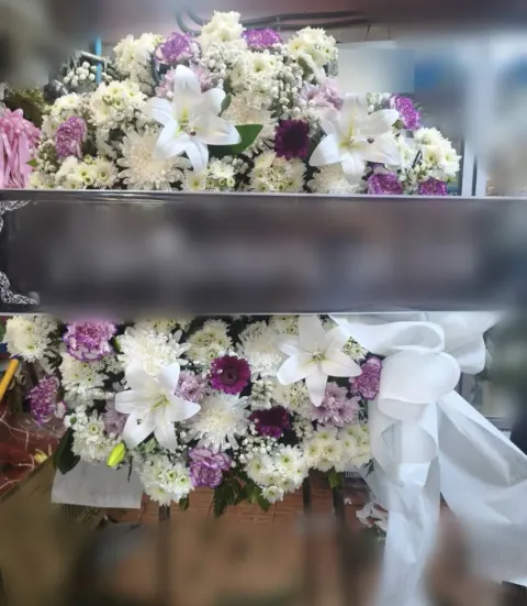 พวงหรีดลิลลี่ โทนขาวม่วง