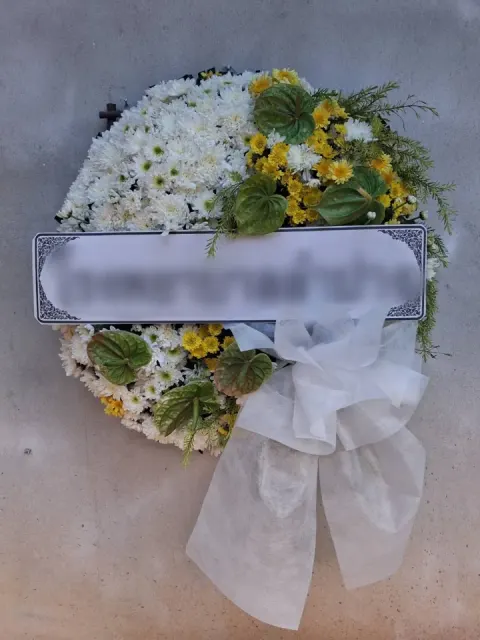 พวงหรีดหน้าวัว โทนเขียวเหลืองขาว