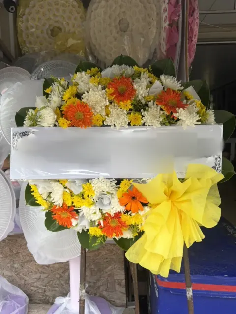 พวงหรีดเยอบีร่า โทนส้มเหลืองขาว