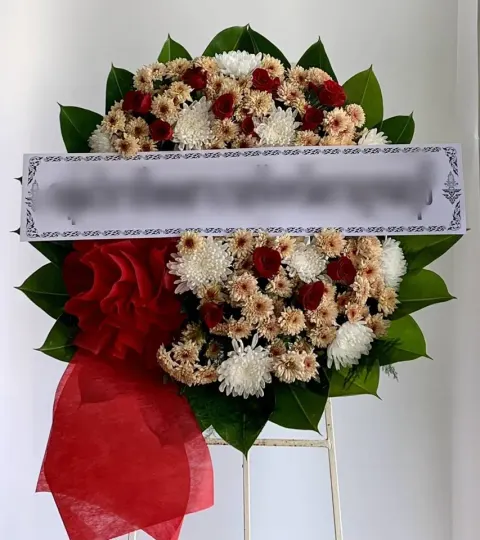 พวงหรีดกุหลาบ โทนขาวเหลืองน้ำตาล