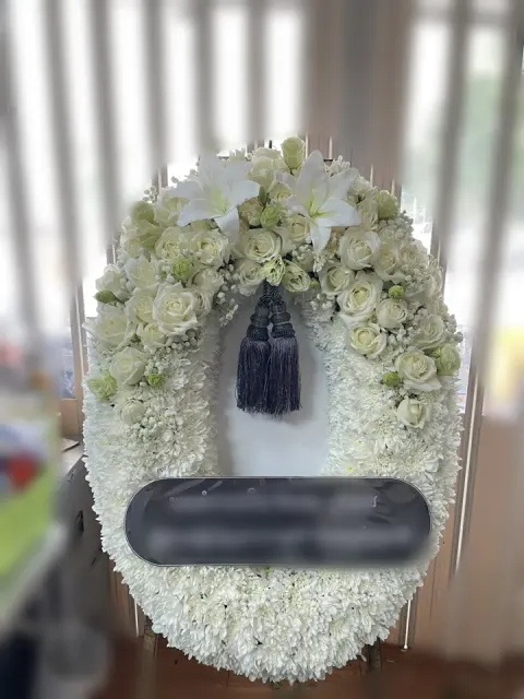 พวงหรีดลิลลี่ โทนครีมเขียว