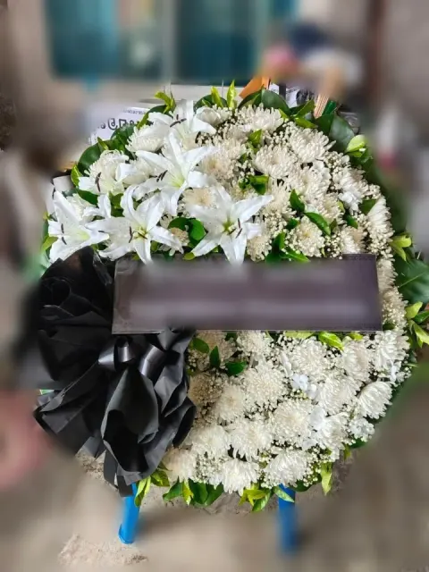 พวงหรีดลิลลี่ โทนขาวเขียวดำ