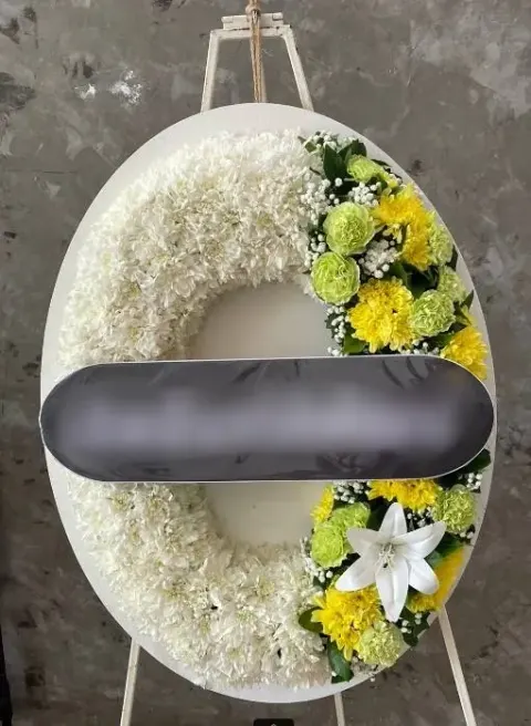 พวงหรีดลิลลี่ โทนขาวเขียวเหลือง