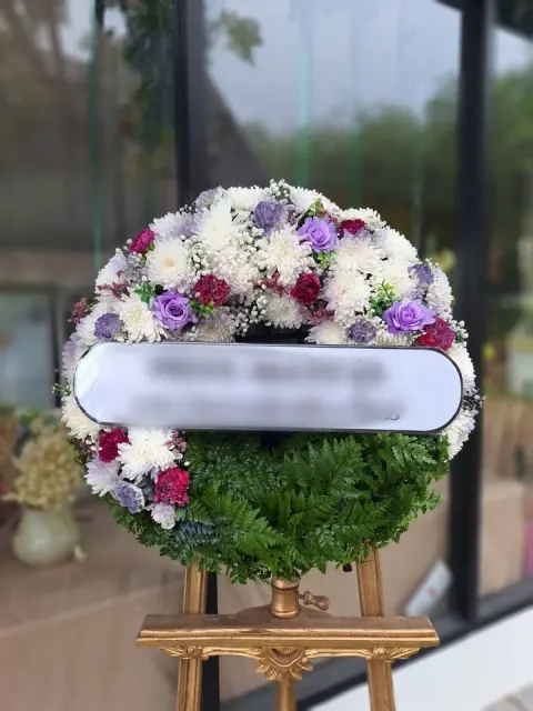 พวงหรีดกุหลาบ โทนขาวม่วง