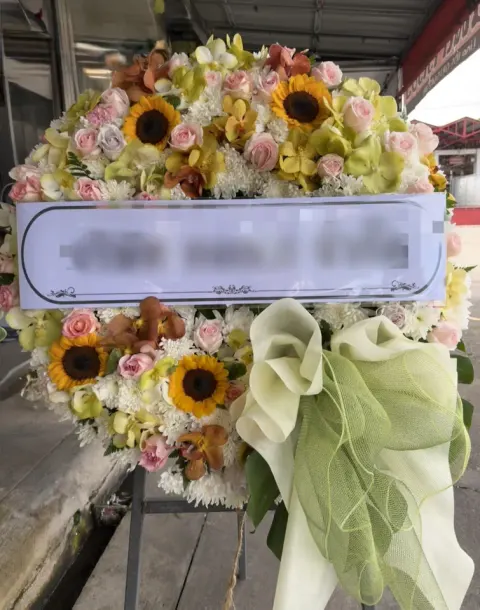 พวงหรีดกล้วยไม้ โทนเขียวขาว