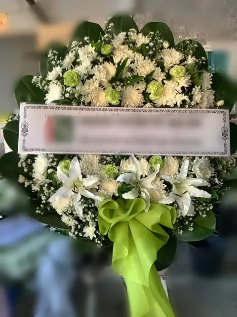 พวงหรีดลิลลี่ โทนขาวเขียว
