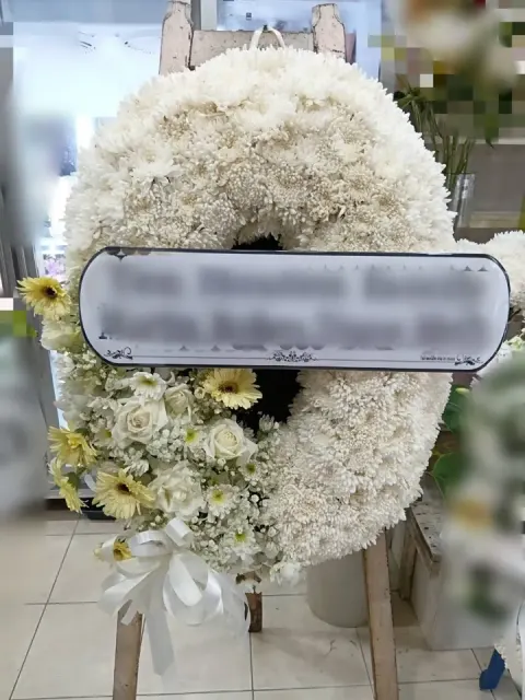 พวงหรีดกุหลาบ โทนขาวครีม