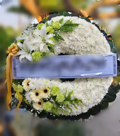 พวงหรีดลิลลี่ โทนขาวครีมเขียว
