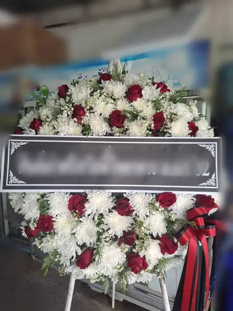 พวงหรีดกุหลาบ โทนขาวแดง