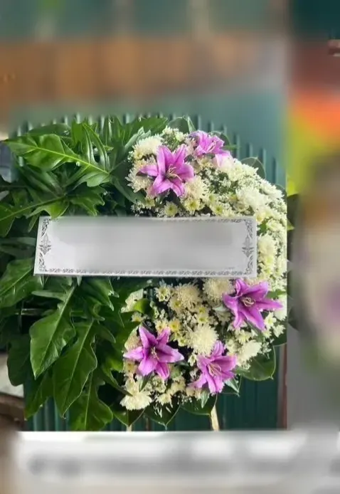 พวงหรีดลิลลี่ โทนขาวม่วง