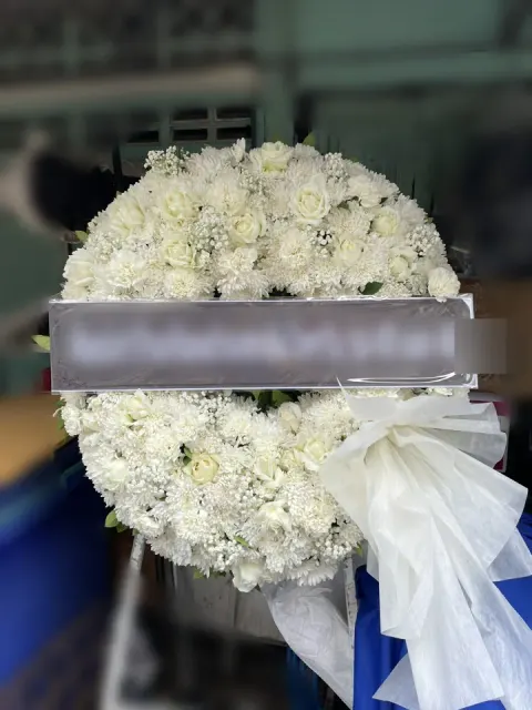 พวงหรีดกุหลาบ โทนครีมเขียว