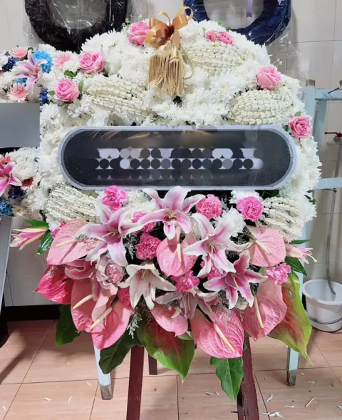 พวงหรีดลิลลี่ โทนขาวชมพู