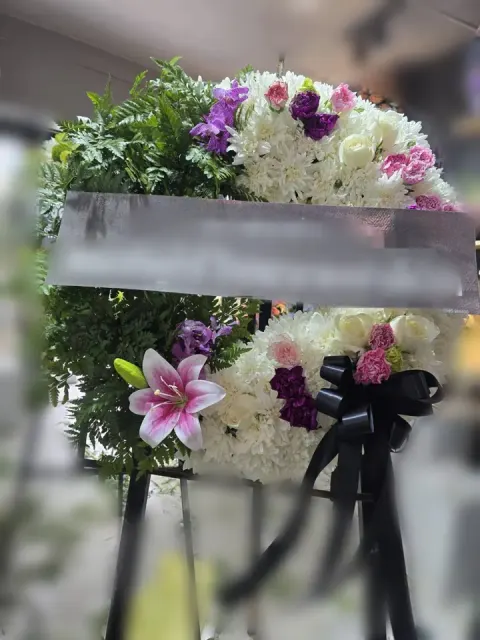 พวงหรีดกล้วยไม้ โทนขาวชมพูม่วง