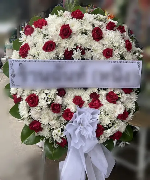 พวงหรีดกุหลาบ โทนขาวแดง