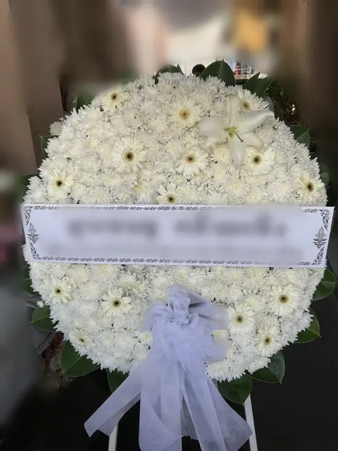 พวงหรีดลิลลี่ โทนขาวล้วน
