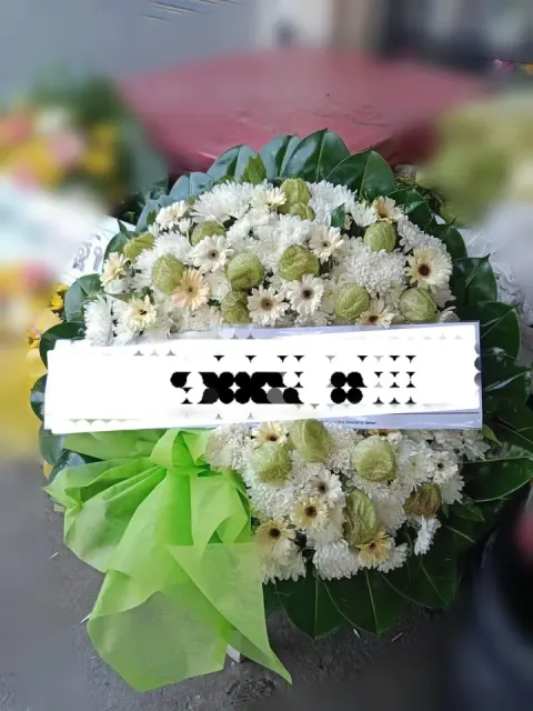 พวงหรีดเยอบีร่า โทนขาวเขียว