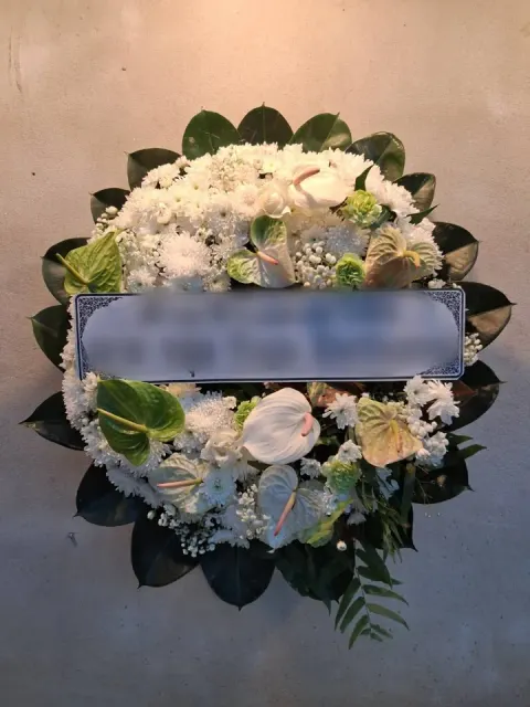 พวงหรีดหน้าวัว โทนขาวเขียว