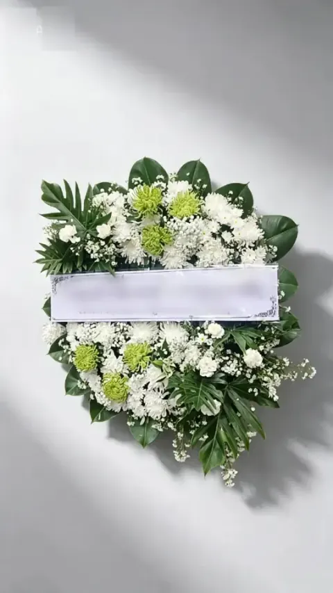 พวงหรีดดอกไม้สด โทนเขียวขาว