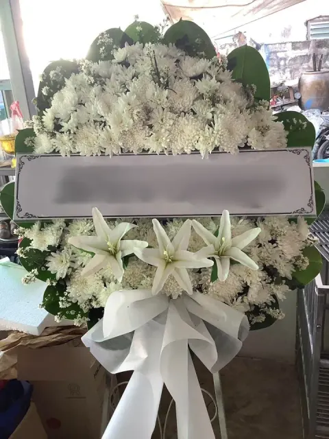 พวงหรีดลิลลี่ โทนขาวเขียว