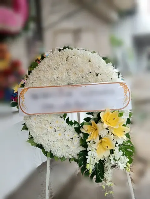 พวงหรีดกล้วยไม้ โทนขาวเหลืองเขียว