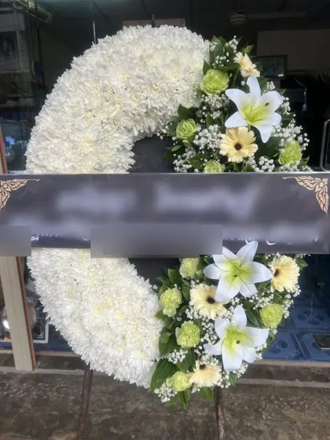 พวงหรีดลิลลี่ โทนขาวครีมเขียว