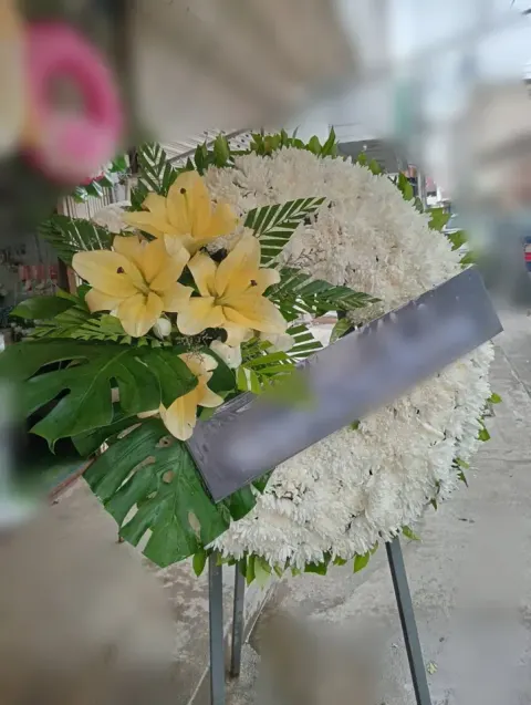 พวงหรีดลิลลี่ โทนขาวเหลือง