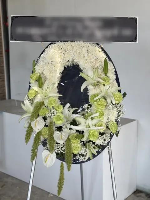 พวงหรีดลิลลี่ โทนขาวเขียว