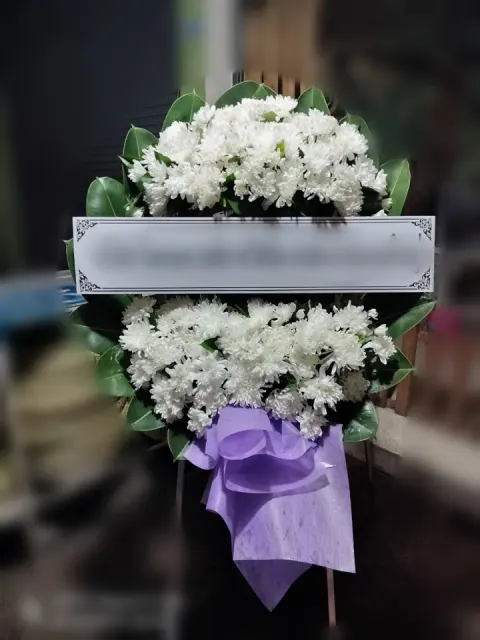 พวงหรีดดอกไม้สด โทนขาวล้วน