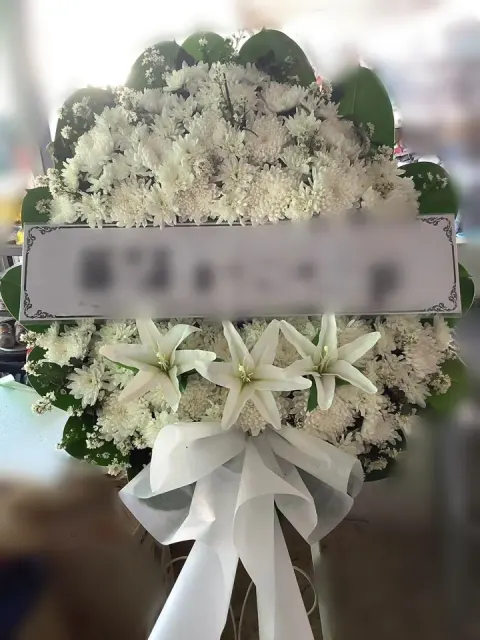 พวงหรีดลิลลี่ โทนครีมขาวเขียว