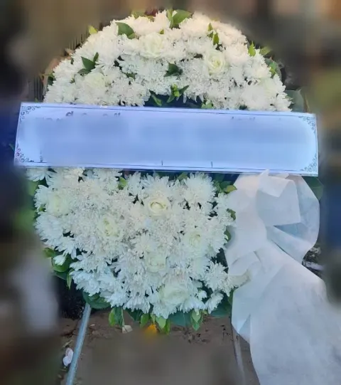 พวงหรีดกุหลาบ โทนขาวเขียว