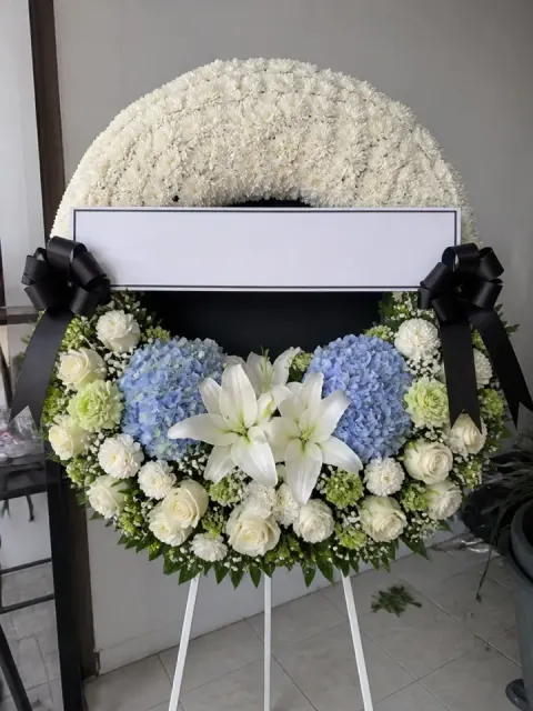 พวงหรีดเบญจมาศ โทนขาวฟ้า