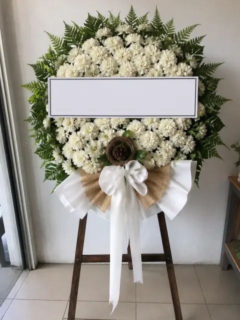 พวงหรีดเบญจมาศ โทนขาวเขียว