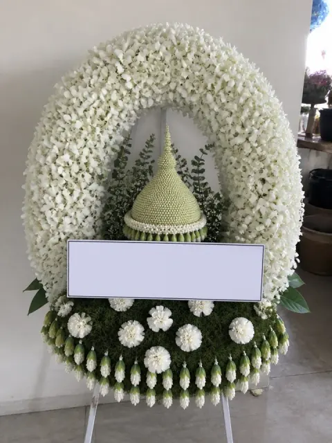 พวงหรีดกล้วยไม้ โทนขาวครีม