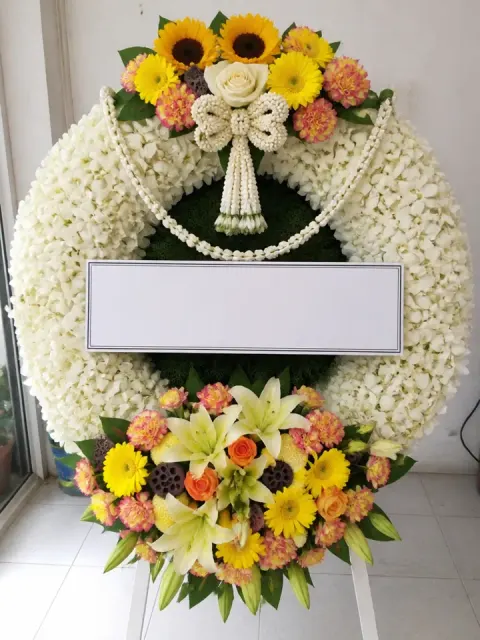 พวงหรีดกล้วยไม้ โทนขาวเหลือง