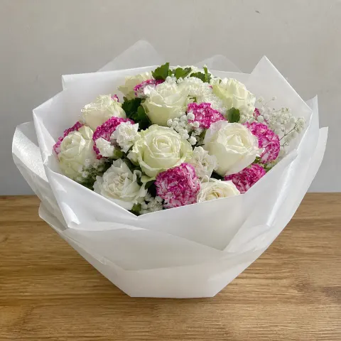 ช่อดอกไม้แสดงความเสียใจ กุหลาบและคาร์เนชั่น โทนขาวชมพู